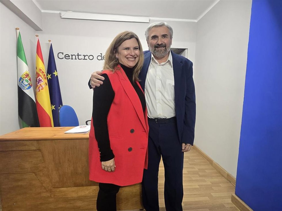 Belén Moreno (a la izquierda) sustituirá en la presidencia de la asociación emeritense a Máximo Durán (a la derecha)