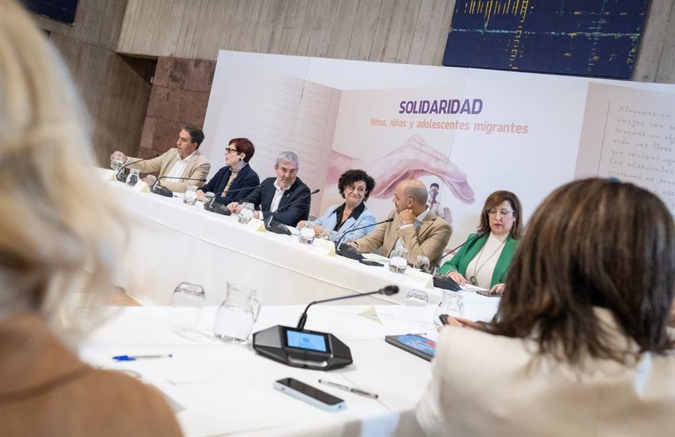 El presidente de Canarias, Fernando Clavijo, preside una reunión con la Comisión de Infancia y Juventud del Congreso de los Diputados para abordar la crisis migratoria de los menores no acompañados