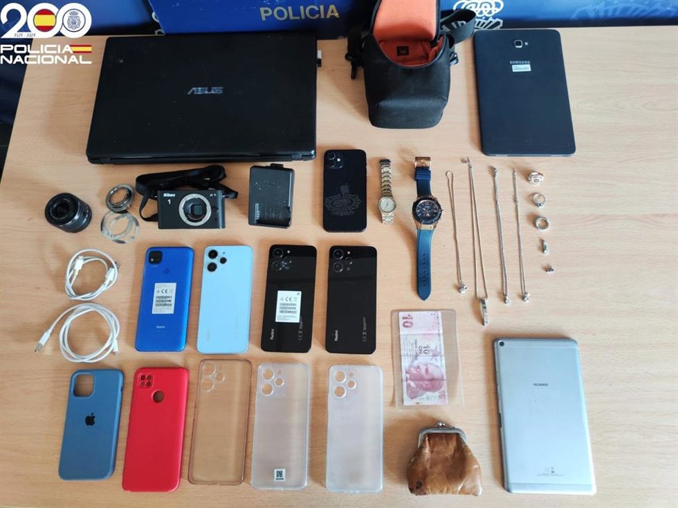 Dispositivos eléctronicos y joyas recuperadas por la Policía Nacional