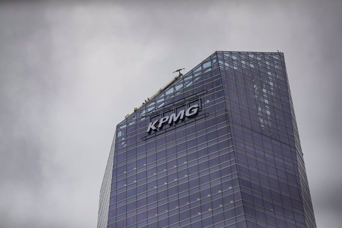 Archivo - Sede de KPMG en España situada en la Torre de Cristal, en Madrid (España)