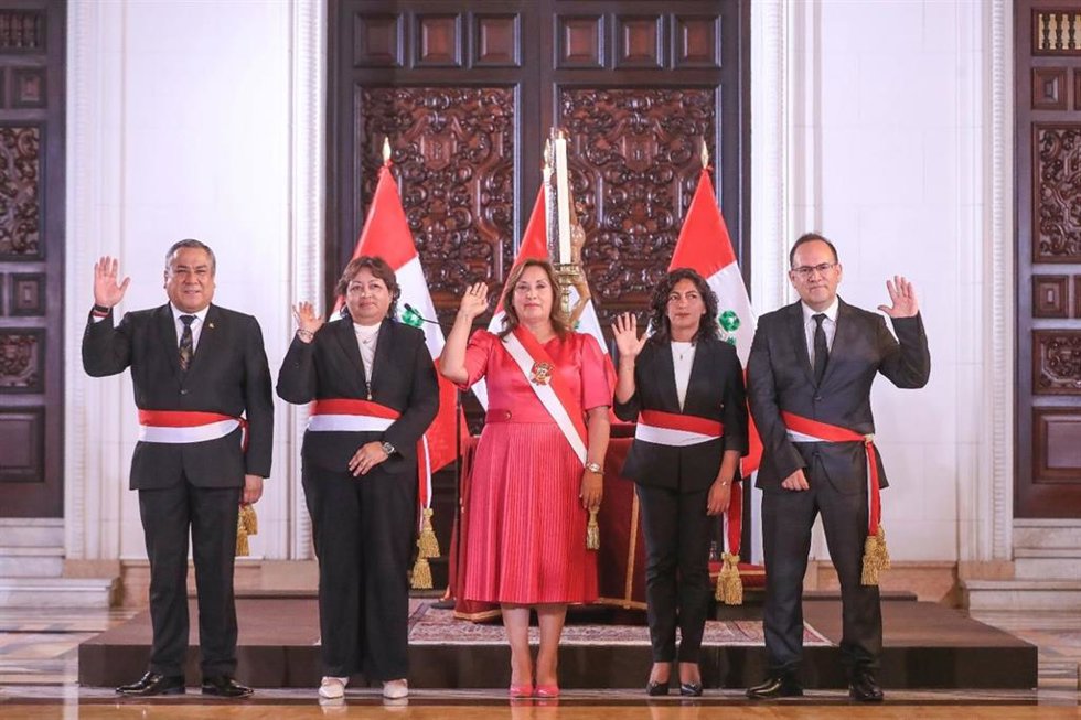 La presidenta de Perú, Dina Boluarte, junto a los nuevos ministros José Salardi Rodríguez, ministro de Economía y Finanzas; Fanny Montellanos Carbajal, ministra de Mujer y Poblaciones Vulnerables, y a Leslie Urteaga Peña ministra de Desarrollo e Inclusi