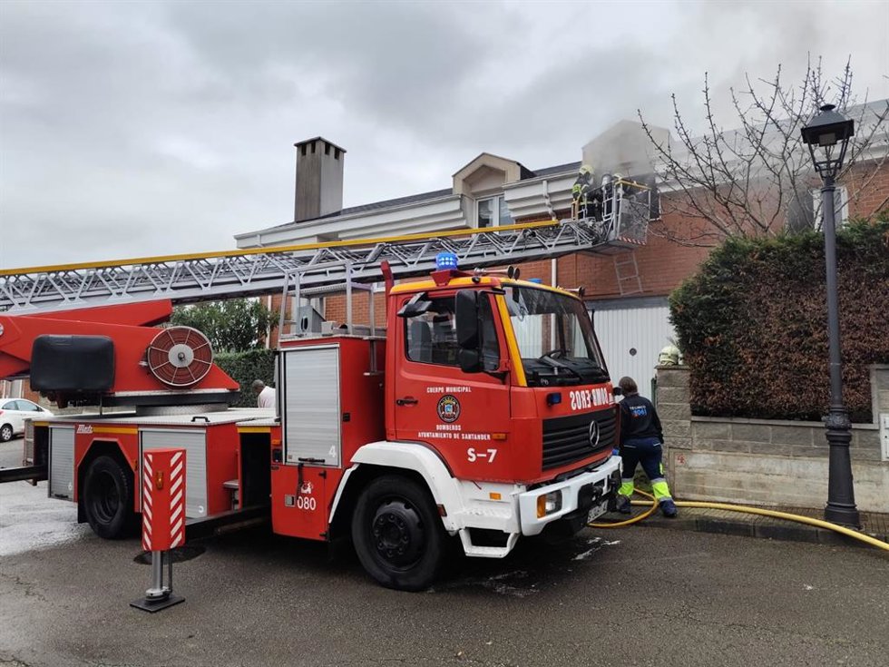 AMP.- Un hombre fallecido y dos personas heridas en el incendio de un chalet en Cacicedo de Camargo