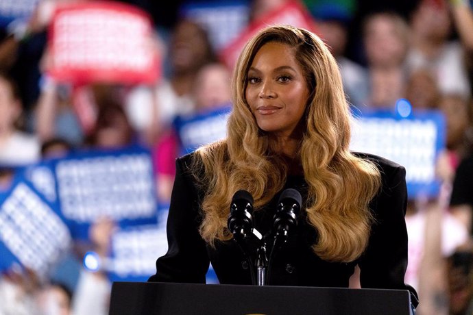 Archivo - October 25, 2024, Houston, Tx, USA: Beyonce onstage during a campaign event at Shell Energy Stadium on Friday October25, 2024 in Houston, Texas.,Image: 926520865, License: Rights-managed, Restrictions: , Model Release: no, Credit line: Trish Bad