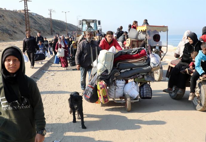 January 29, 2025, Gaza, Gaza Strip, Palestinian Territory: Displaced Palestinians making their way back on foot from the southern regions to their homes in the north via Al Rashid Road after the ceasefire agreement in Gaza Strip on January 29, 2025