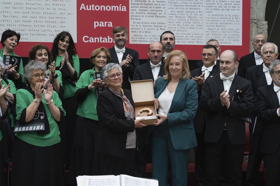 Momento de la actuación de la Sociedad Coral de Torrelavega y homenaje a Chema Puente