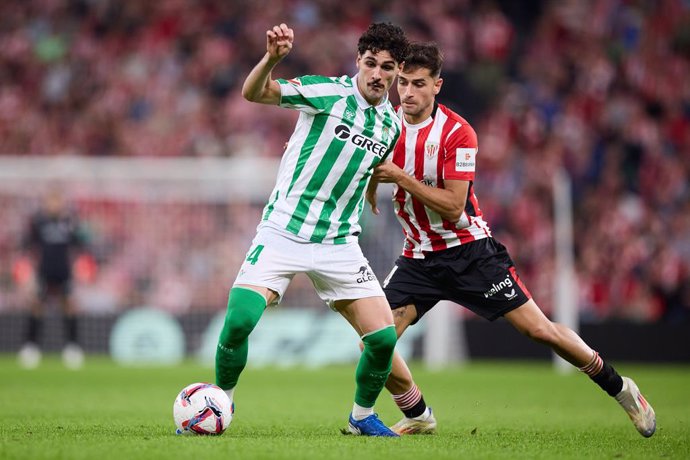 Archivo - Johnny Cardoso of Real Betis Balompie competes for the ball with Benat Prados of Athletic Club during the LaLiga EA Sports match between Athletic Club and Real Betis Balompie at San Mames on November 3, 2024, in Bilbao, Spain.