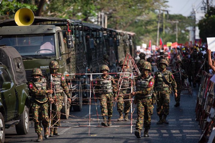 Archivo - 15 February 2021, Myanmar, Yangon: Soldiers carry barricades along the streets leading to the Central Bank of Myanmar during a protest against the military coup. Photo: Aung Kyaw Htet/SOPA Images via ZUMA Wire/dpa