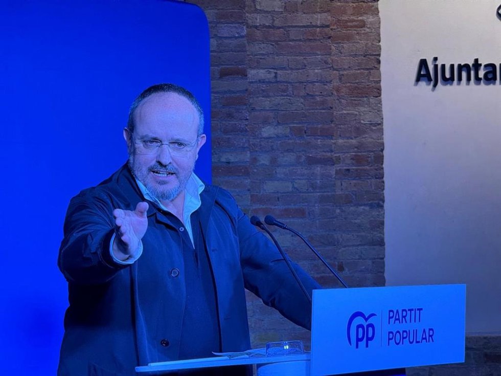 El líder del PP catalán, Alejandro Fernández, en el cierre de la interparlamentaria en Vic (Barcelona)