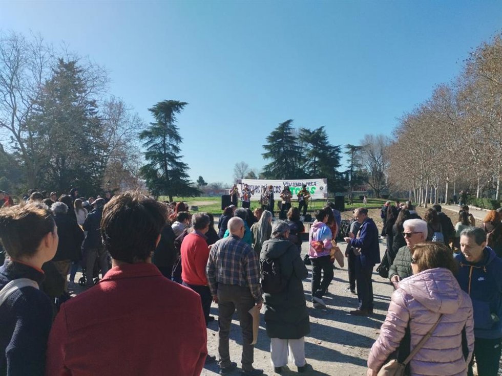 Concentración vecinal en Carabanchel para exigir la construcción de viviendas e infraestructuras públicas en los terrenos de la antigua cárcel.