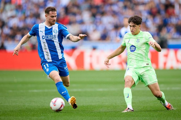 Archivo - Toni Martinez of Deportivo Alaves competes for the ball with Pau Cubarsi of FC Barcelona during the LaLiga EA Sports match between Deportivo Alaves and FC Barcelona at Mendizorrotza on October 6, 2024, in Vitoria, Spain.