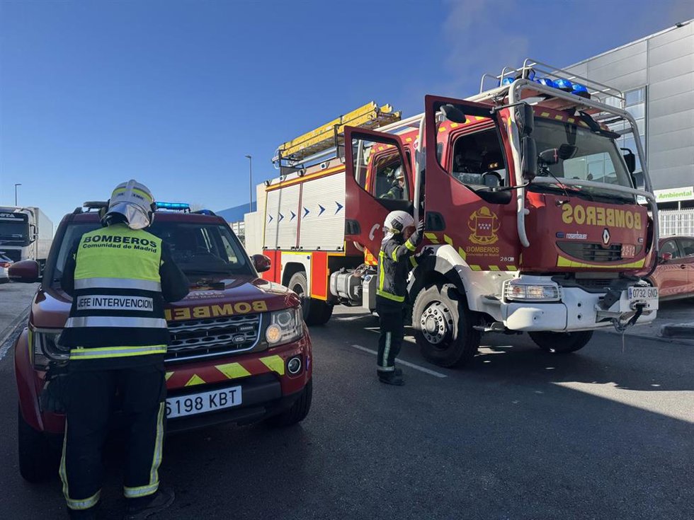 Arde una nave industrial de reciclaje de aparatos eléctricos de Torrejón de Ardoz