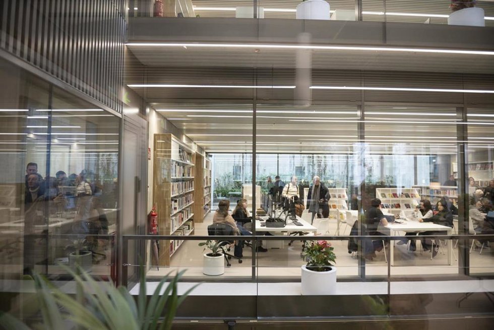 Interior de la primera biblioteca pública del barrio de Sarri de Barcelona, inaugurada el 1 de febrero de 2025