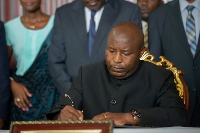 Archivo - (200613) -- BUJUMBURA, June 13, 2020 (Xinhua) -- Burundi's president-elect Evariste Ndayishimiye signs a condolence book for Burundian president Pierre Nkurunziza who passed away recently in Bujumbura, Burundi, on June 13, 2020. Burundian Consti