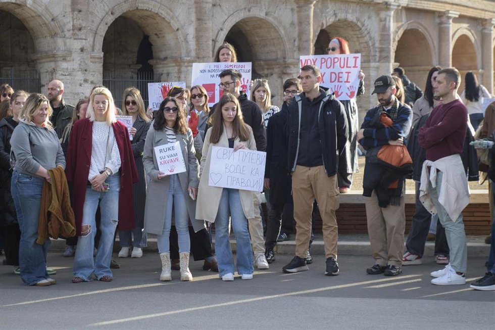 Estudiantes serbios recuerdan en Roma la tragedia de Novi Sad 