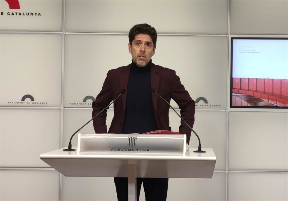 Archivo - El portavoz de los Comuns en el Parlament, David Cid, en rueda de prensa (archivo)