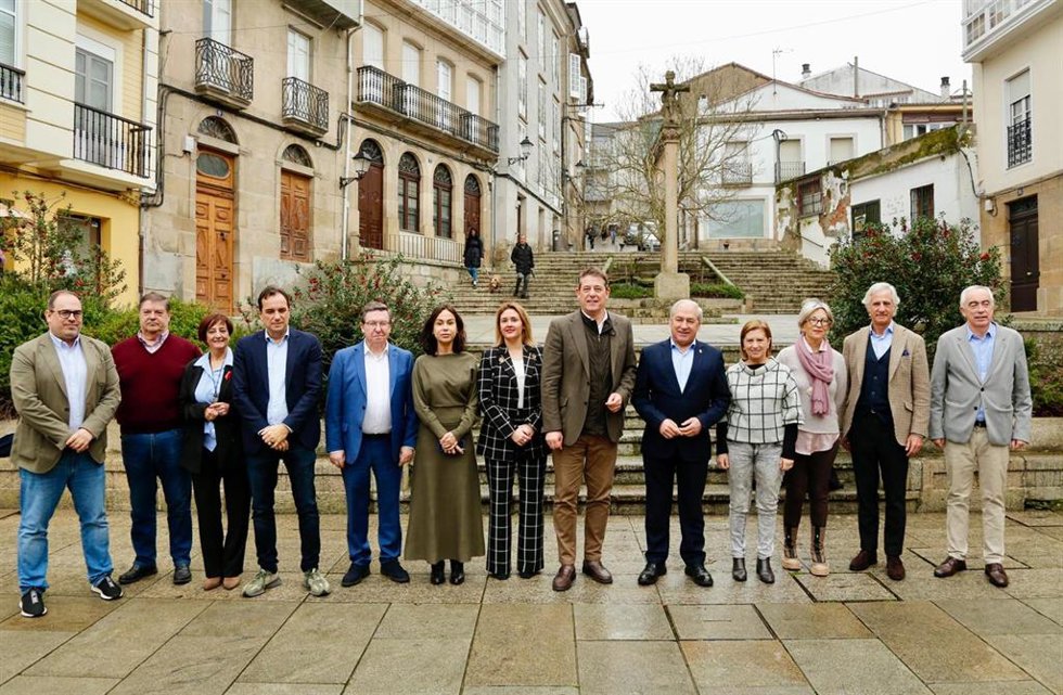El secretario xeral del PSdeG, José Ramón Gómez Besteiro, y los participantes en la última jornada del ciclo del PSdeG 'Diálogos con Ráiz'