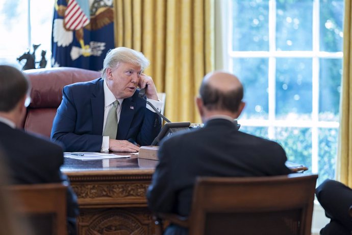 Archivo - March 17, 2020, Washington, The District of Columbia, United States Of America: President Donald J. Trump participates in a phone call during a meeting with Vice President Mike Pence, economic advisors, White House senior advisors, and members o