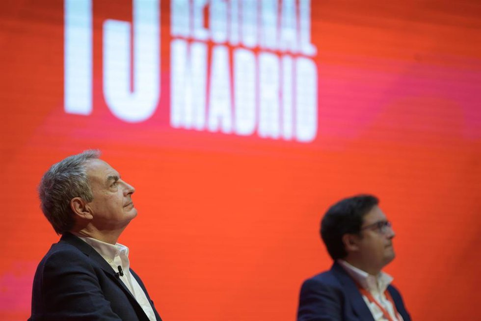 El secretario general del PSOE-M y ministro para la Transformación Digital y de la Función Pública, Óscar López (d) y el expresidente del Gobierno, José Luis Rodríguez Zapatero (i)durante el 15 Congreso Regional del PSOE-M, en la Universidad Carlos III 