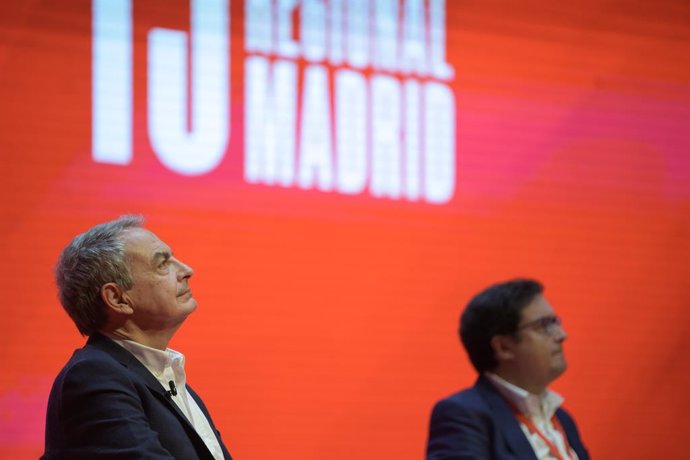 El secretari general del PSOE-M i ministre per a la Transformació Digital i de la Funció Pública, Óscar López (d) i l'ex-president del Govern, José Luis Rodríguez Zapatero (i) durant el 15 Congrés Regional del PSOE-M, a la Universitat Carlos III 