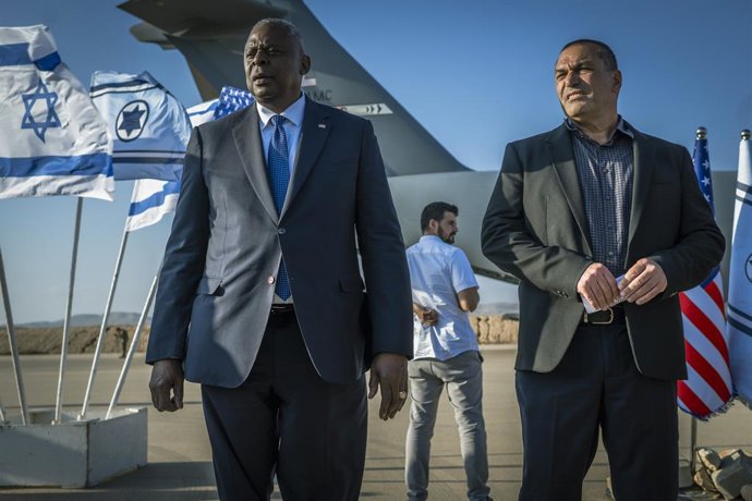 Archivo - October 13, 2023, Tel Aviv, Israel: U.S. Secretary of Defense Lloyd Austin, left, delivers remarks with Israeli Director General of the Israeli Ministry of Defense, Maj. Gen. Eyal Zamir, right, on arrival at Nevatim Air Base, October 13, 2023 in