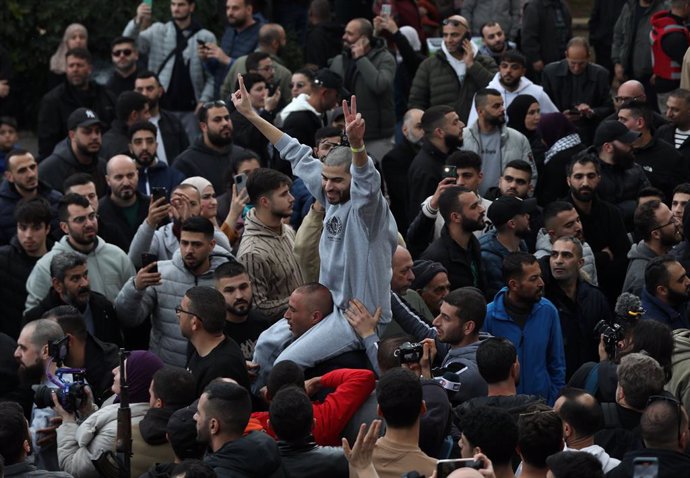 RAMALLAH, Jan. 26, 2025  -- Palestinian prisoners released from the Ofer military prison are greeted upon arrival in the West Bank city of Ramallah, Jan. 25, 2025.   The Israeli authorities on Saturday released 200 Palestinian prisoners as part of the sec