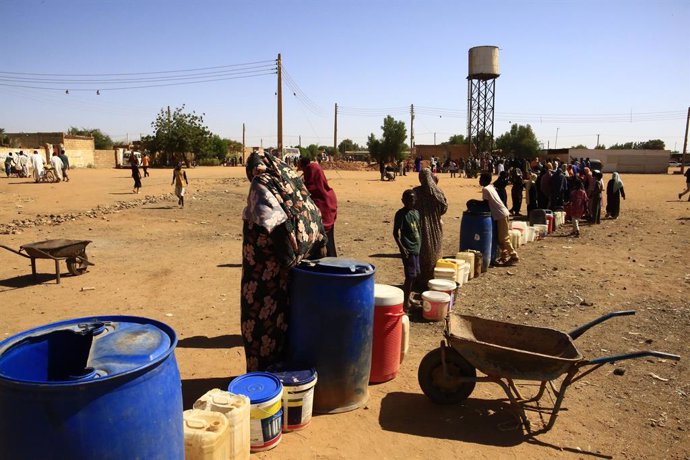 OMDURMAN, Jan. 18, 2025  -- Sudanese residents line up to obtain drinking water from a well in Omdurman city, north of the Sudanese capital Khartoum, Jan. 18, 2025. For over a week, the Sudanese capital Khartoum has been witnessing power and water outages