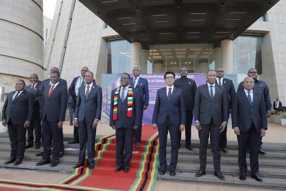 Archivo - Jefes de Estado y representantes de la SADC posan para una foto de grupo durante una cumbre extraordinaria en Harare