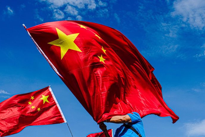 Archivo - October 1, 2024, Hong Kong, China: A man waves the Chinese flag during the National Day celebrations. Marking the 75th anniversary of the founding of the People's Republic of China, celebrations take place across the country.