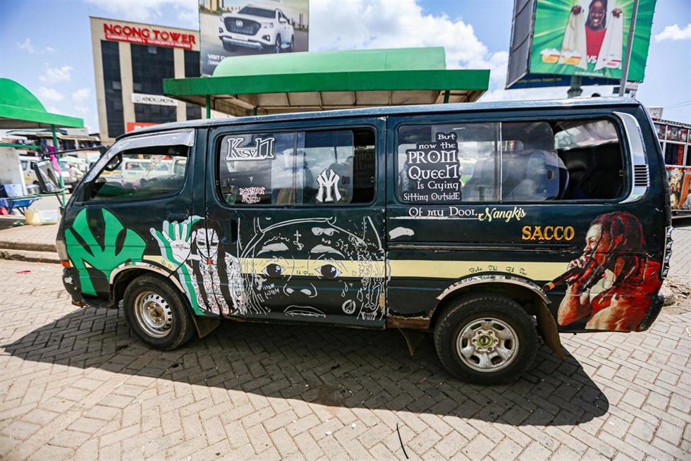 Archivo - Un matatu decorado con diferentes detalles