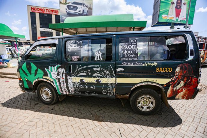 Archivo - March 9, 2024, Nairobi, Nairobi, Kenya: A matatu decorated with different details including a green New York Yankees logo and other mottoes parked in the Matatu hub of Ngong Hills, in Nairobi...Matatu, or mathree in sheng, is a typical form of t