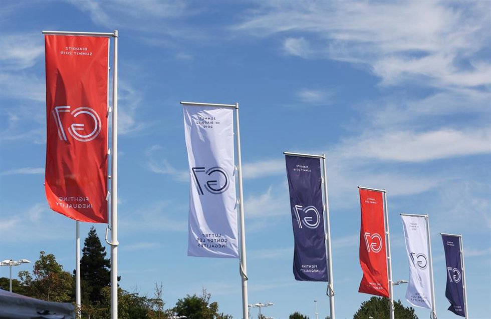 Archivo - Banderas con el logo del G7