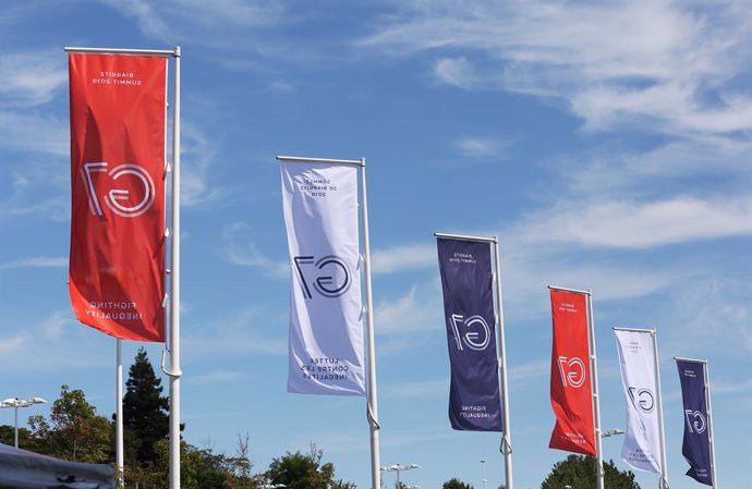 Archivo - BIARRITZ, Aug. 24, 2019  Flags with the G7 logo are seen outside the press center in Biarritz, southwestern France, Aug. 23, 2019. The summit of the G7 heads of state will be held on Aug. 24 to 26 in Biarritz on Saturday.