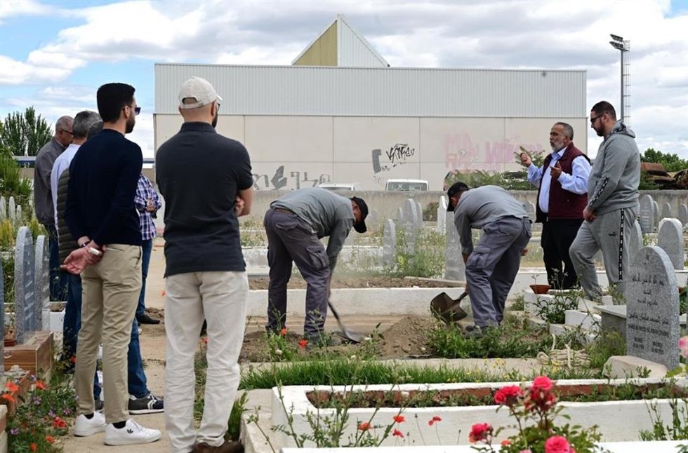 Varias personas en un entierro en el cementerio musulmán de Griñón, en Madrid.