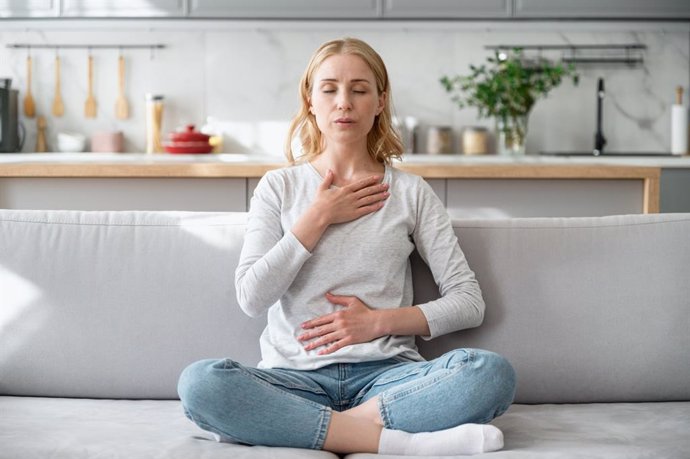 Archivo - Mujer haciendo ejercicios de relajación contra la ansiedad y el estrés.