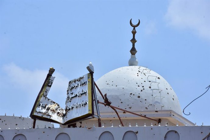 Archivo - 27 August 2024, Sudan, Omdurman: Bullet holes mark the dome of a mosque, a testament to the bloody power struggle that has gripped Sudan for nearly 16 months. According to the UN, this conflict has sparked the world's largest refugee crisis, dis