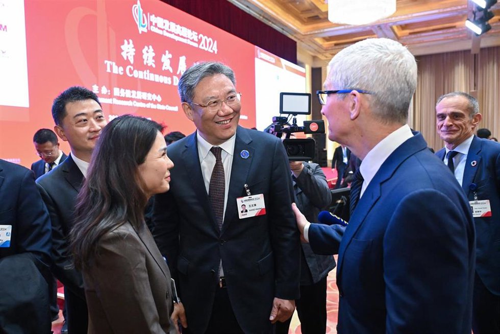 Archivo - El ministro de Comercio de China, Wang Wentao, con el consejero delegado de Apple, Tim Cook