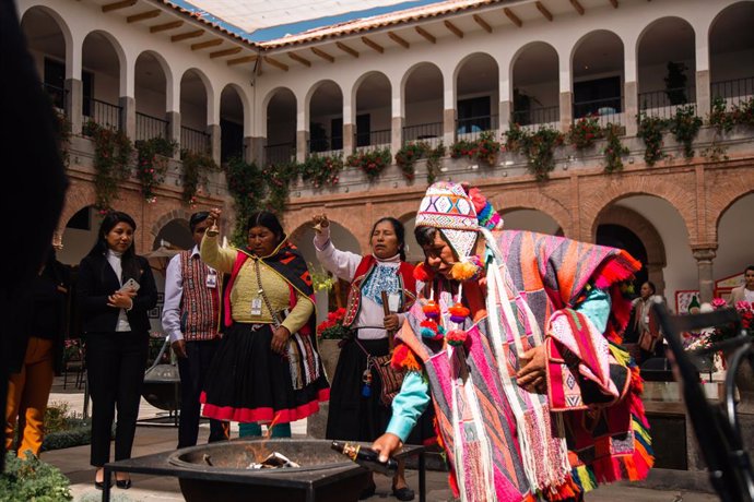 Ritual de pago a la tierra, en Cusco, Perú