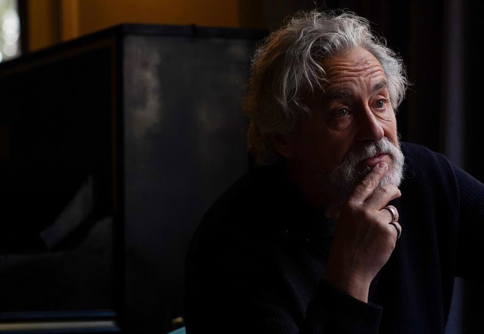 Archivo - El escritor ganador del premio nacional de las letras, Manuel Rivas, durante una entrevista para Europa Press, a 19 de noviembre de 2024, en Valencia, Comunidad Valenciana (España).