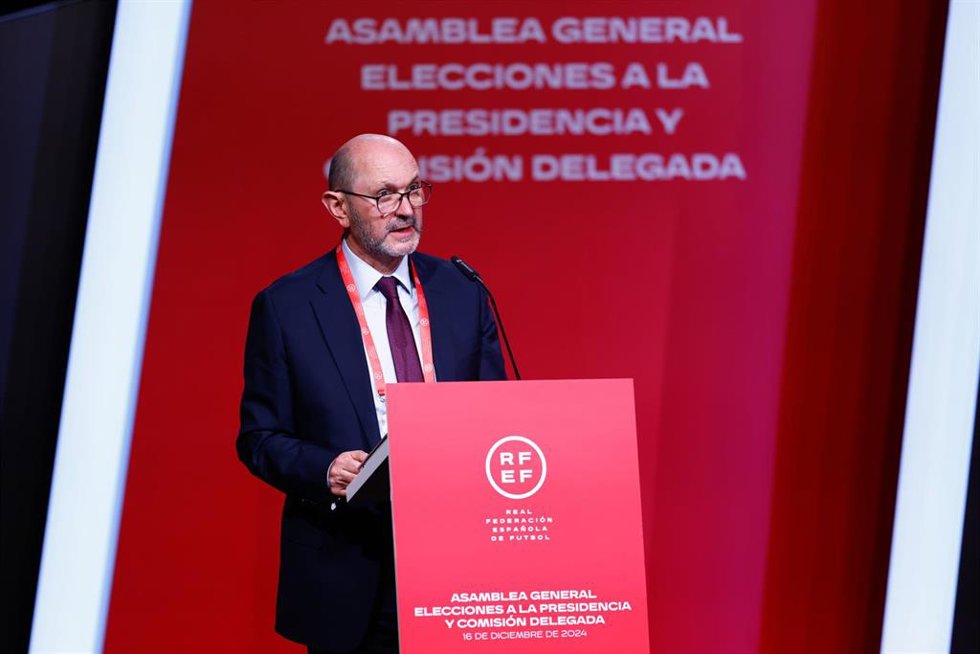 Archivo - Rafael Louzán se dirige a la Asamblea General de la RFEF tras ser nombrado presidente. Archivo.