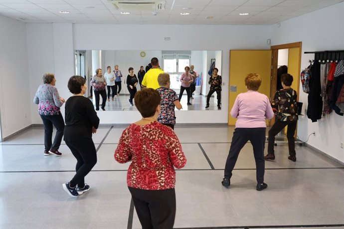 Personas mayores practicando deporte.