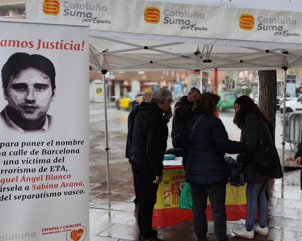 Uno de los puntos de recogida de firmas para la ILP instalado este sábado en Barcelona