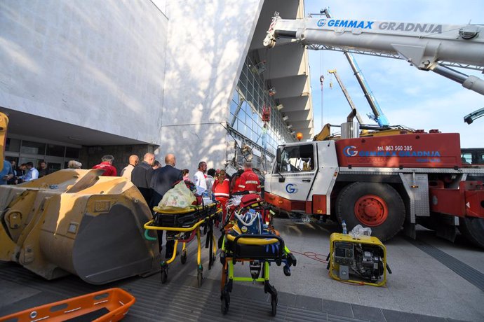 Archivo - NOVI SAD (SERBIA), Nov. 1, 2024  -- Emergency personnel work at the site where a concrete platform roof of a train station collapsed in Novi Sad, Serbia, on Nov. 1, 2024. At least 14 people have lost their lives after the concrete platform roof 