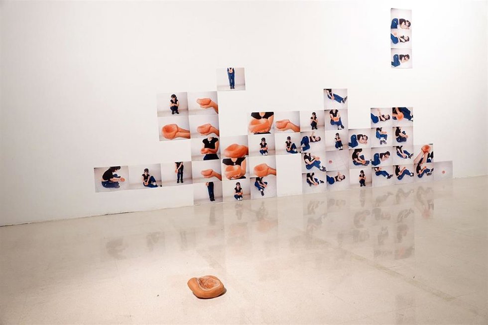 La sala de exposiciones Chema Cobo de la Facultad de Bellas Artes y el Vicerrectorado de Cultura de la Universidad de Málaga (UMA) presentan 'Un gesto, un objeto, un habla', un proyecto de la artista multidisciplinar malagueña Marta Iranzo