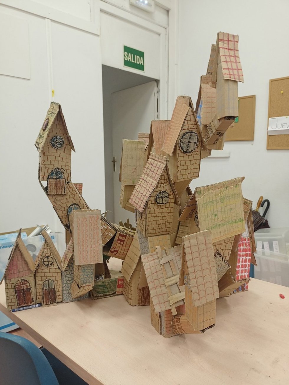 Una de las creaciones que pueden verse en las actividades de La Cartonería, en Harinera ZGZ.