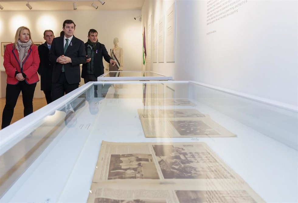 El presidente de la Junta, Alfonso Fernández Mañueco, visita la exposición 'La Conquista del Voto'