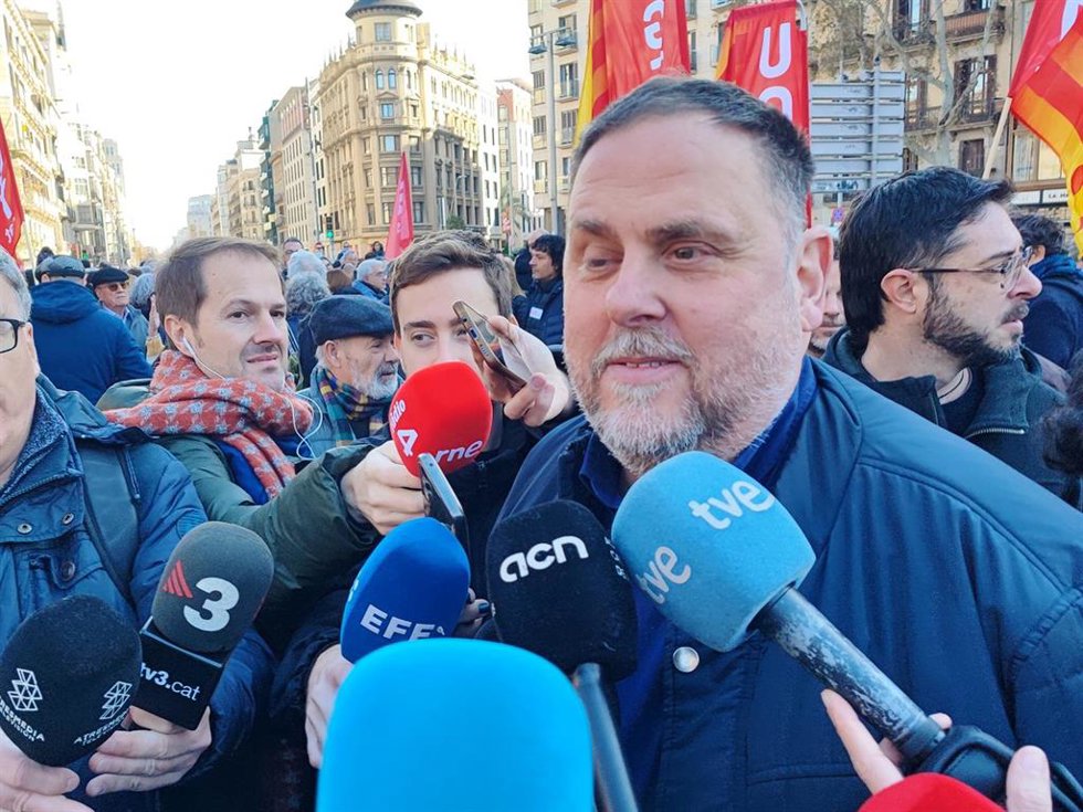 El presidente de ERC, Oriol Junqueras, en una concentración de CCOO y UGT en la plaza Universitat de Barcelona por "los derechos de la gente", a 2 de febrero de 2024
