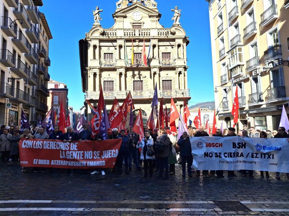 Concentración de UGT y CCOO en protesta por el rechazo del decreto 'ómnibus'.