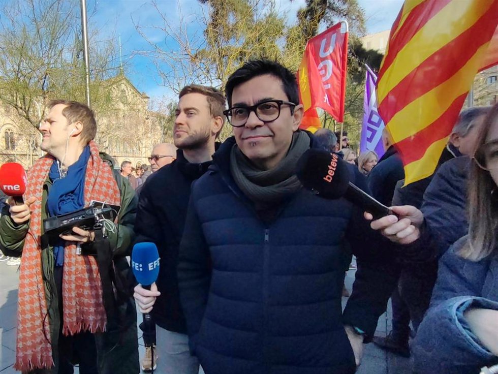 El portavoz de los Comuns y secretario primero de la Mesa del Congreso, Gerardo Pisarello, en una concentración de CCOO y UGT en Barcelona por los derechos sociales, a 2 de febrero de 2025