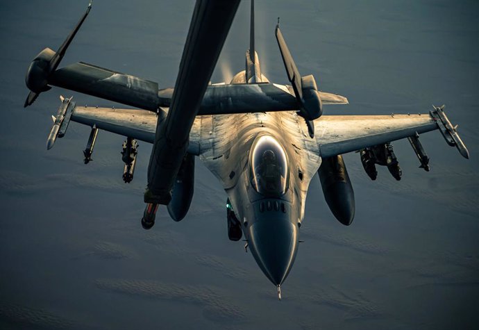 Archivo - January 2, 2020, Somalia, Africa: PICTURE SHOWS:..A U.S. Air Force F-16 Fighting Falcon prepares to receive fuel from a U.S. Air Force KC-10 Extender, assigned to the 908th Expeditionary Aircraft Refuelling Squadron, during an early morning in-a