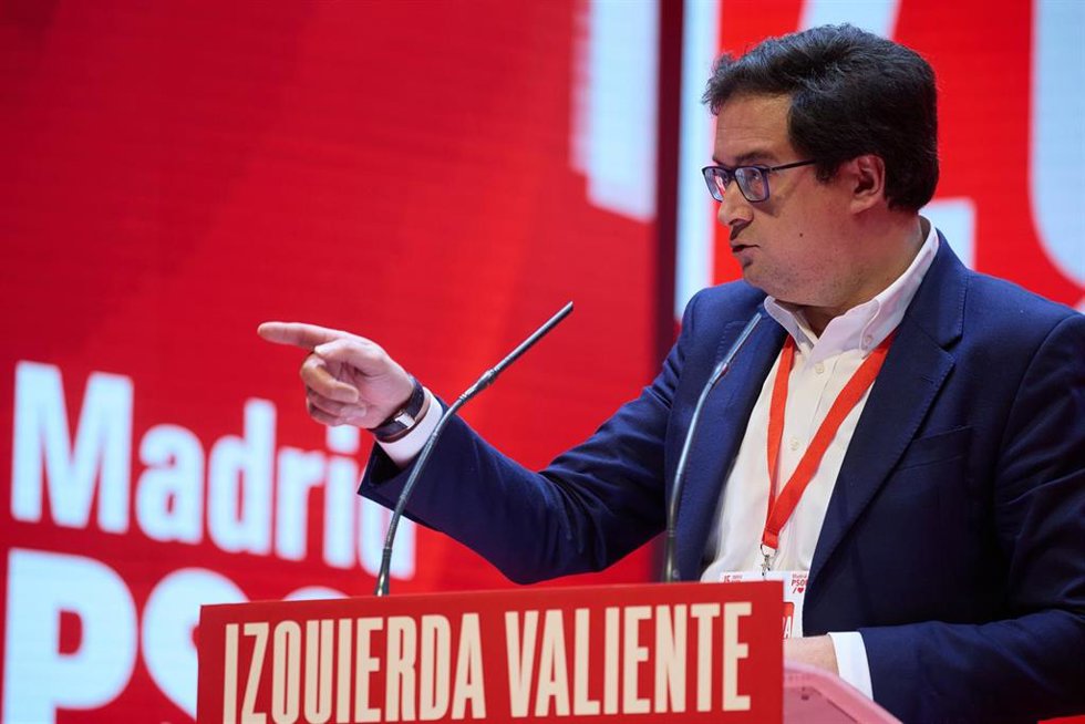 El secretario general del PSOE-M y ministro para la Transformación Digital y de la Función Pública, Óscar López, interviene durante el 15 Congreso Regional del PSOE-M, en la Universidad Carlos III, a 1 de febrero de 2025, en Leganés, Madrid (España). E